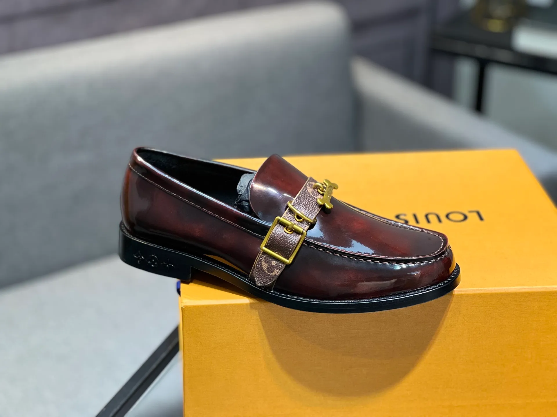 Men's shoes 💰960 LV top luxury brand, high-quality men's business formal leather shoes, imported genuine leather soles! Customized imported leather, the first layer of open-edge beaded lacquered cowhide, the texture is incomparable, the imported cowhide lining, high-end high-end shoes, don't miss it! size:39-44 (Male 38 45 46 customized)